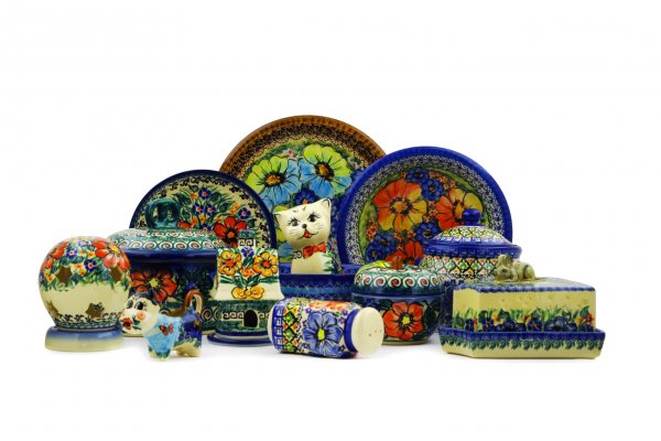 A photo of several items of Polish pottery with varying shapes.